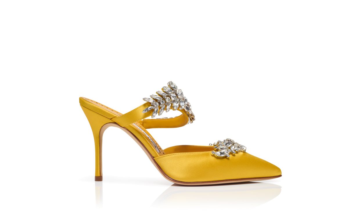 Mules en satin jaune ornés de cristaux