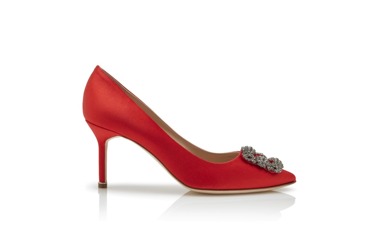 Pompes à talon aiguille en satin rouge avec boucle bijou