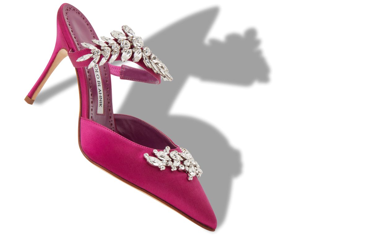 Mules en satin fuchsia ornés de cristaux