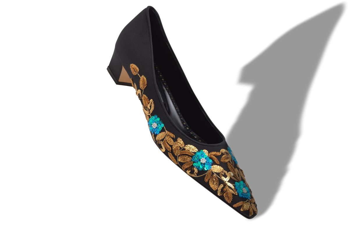 Escarpins en crepe de Chine noirs brodés