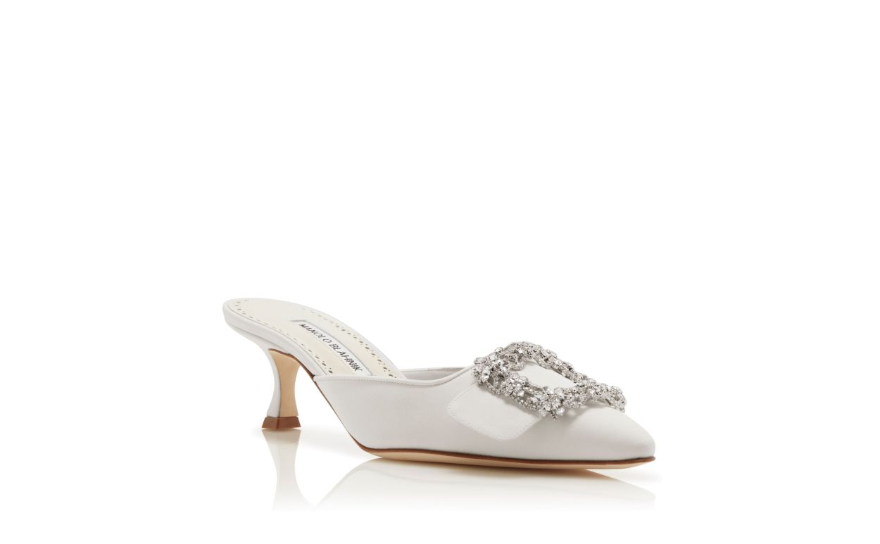 Mules en satin blanc avec boucle en cristal