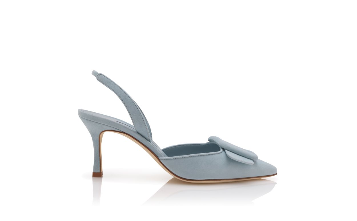 Pompes à talon aiguille en daim bleu clair avec détail de boucle