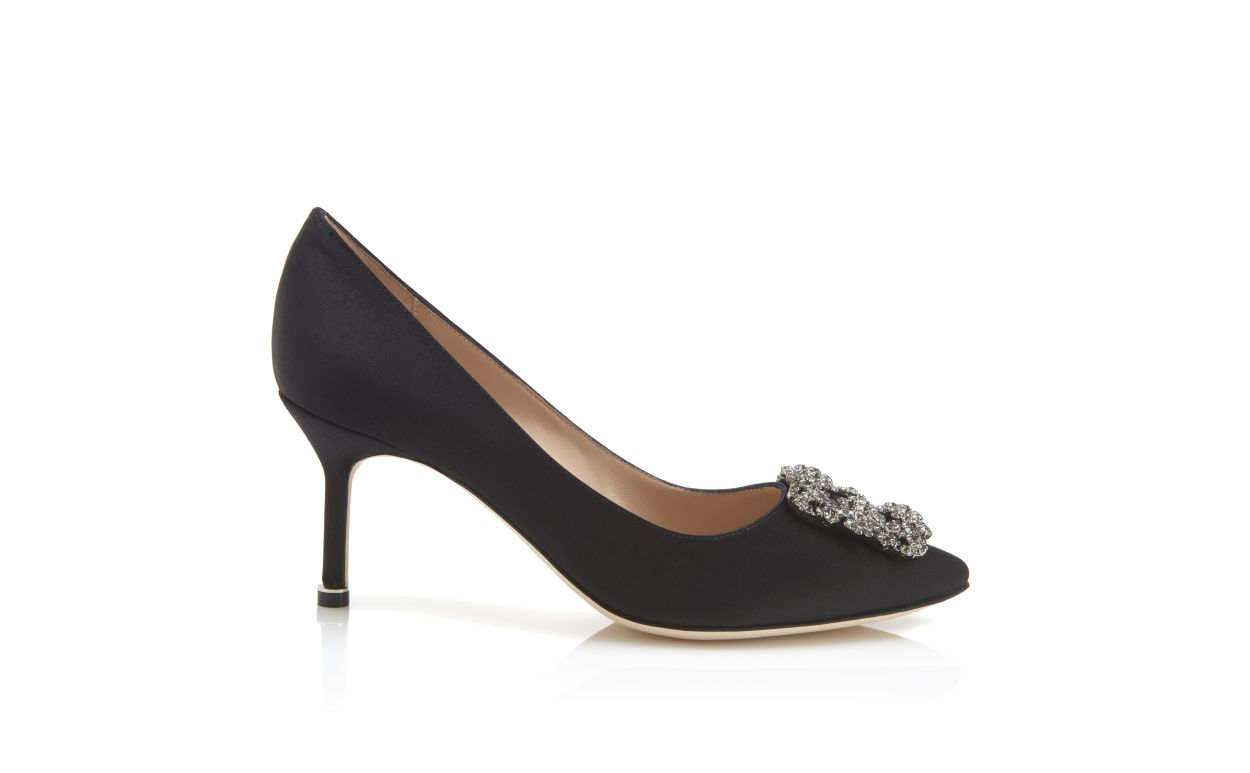 Escarpins en satin noir avec boucle bijou