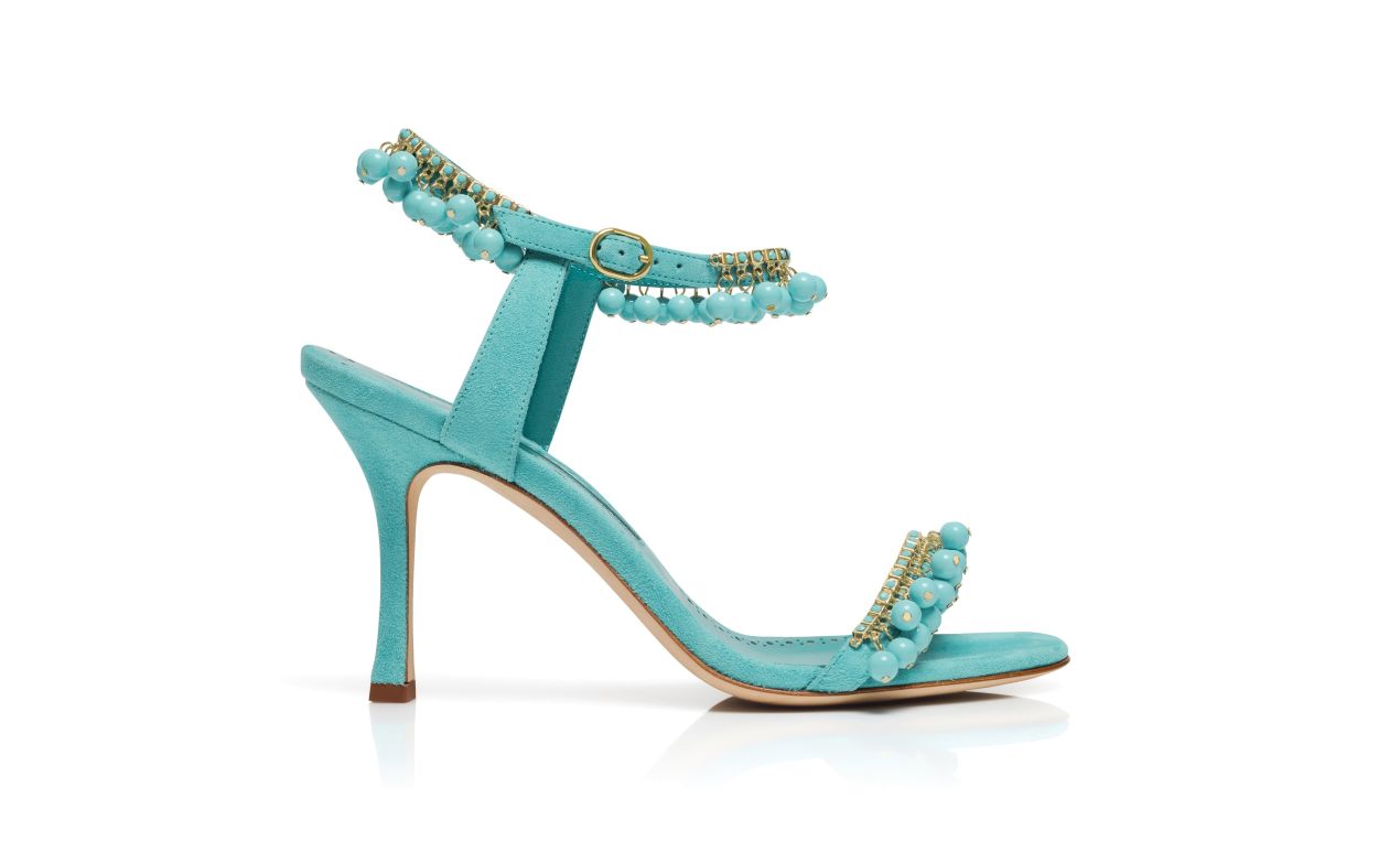 Sandales bleues en daim ornées de bijoux