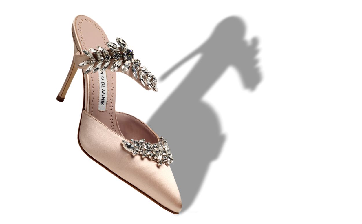 Mules en satin beige clair ornées de cristaux
