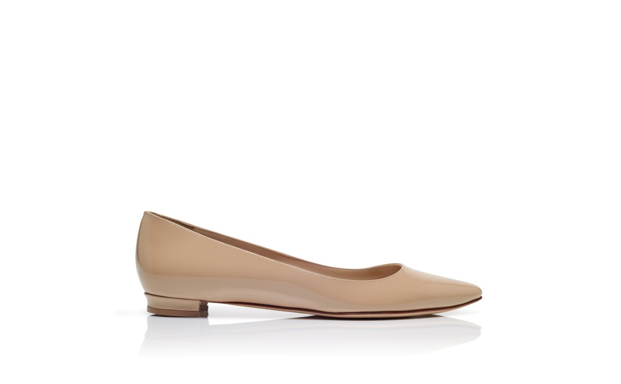 Pompes plates à bout pointu en cuir verni beige clair