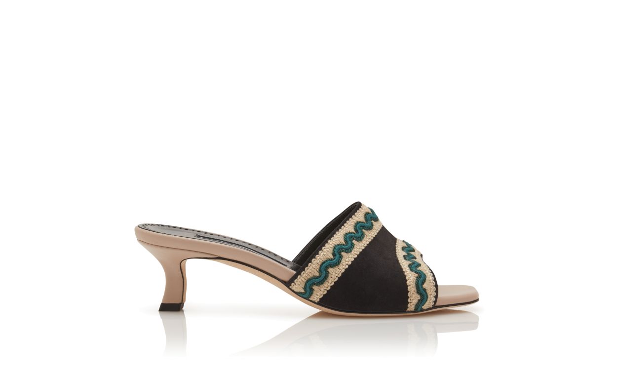 Mules en daim beige clair et noir avec détails ajourés en maille