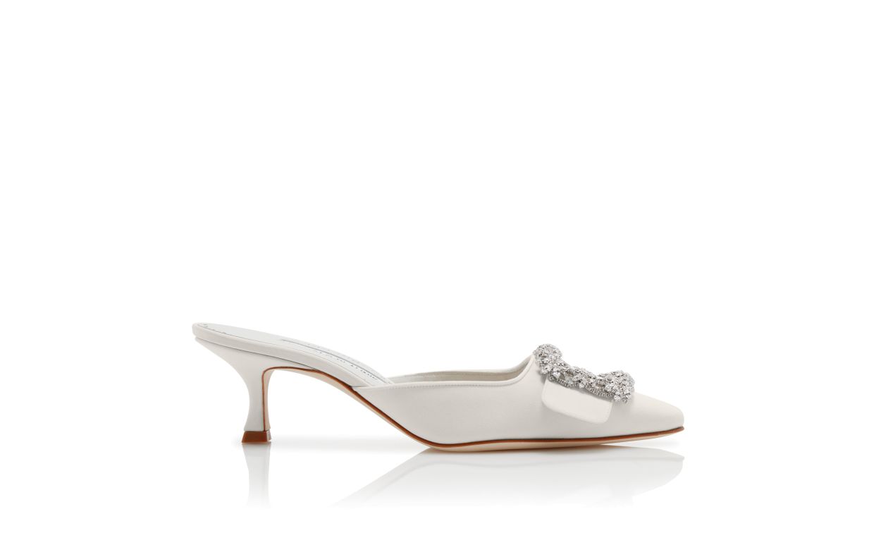 Mules en satin blanc avec boucle en cristal