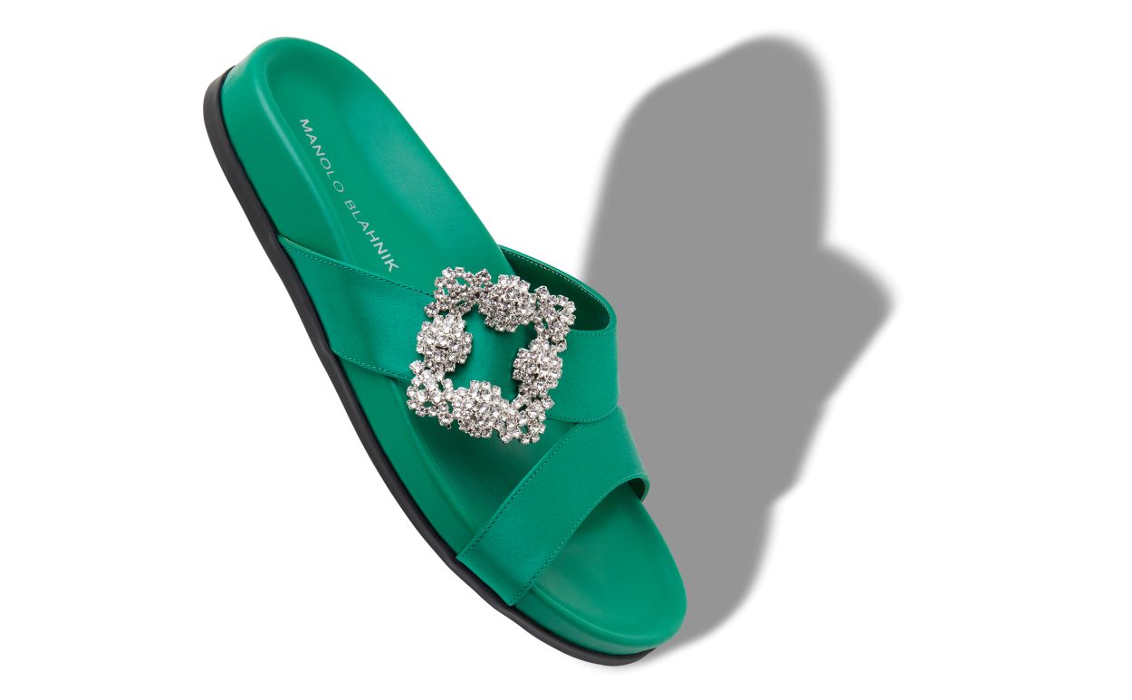 Mules plates en satin vert avec boucle bijou