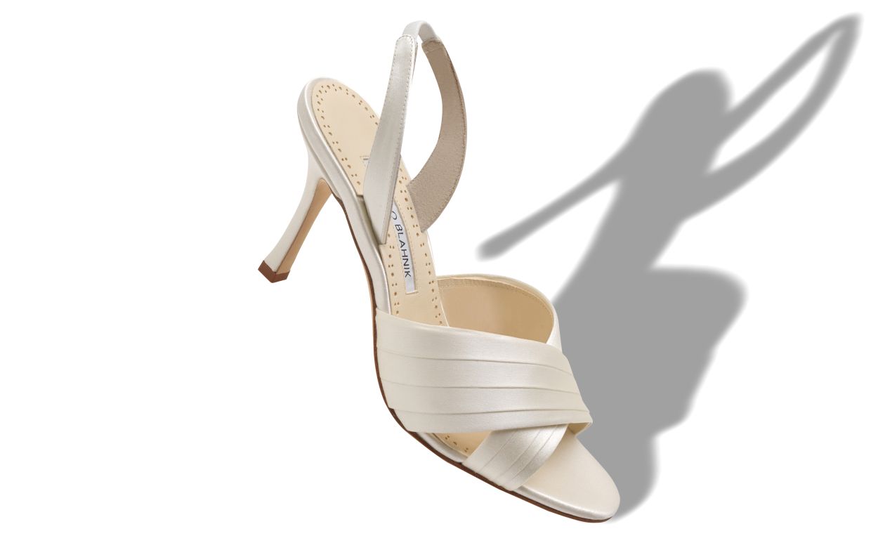 Sandales à talon aiguille en satin crème avec détails plissés et brides croisées