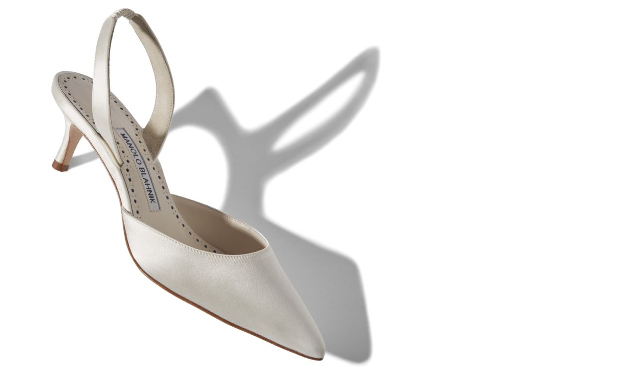 Escarpins en satin blanc à brides