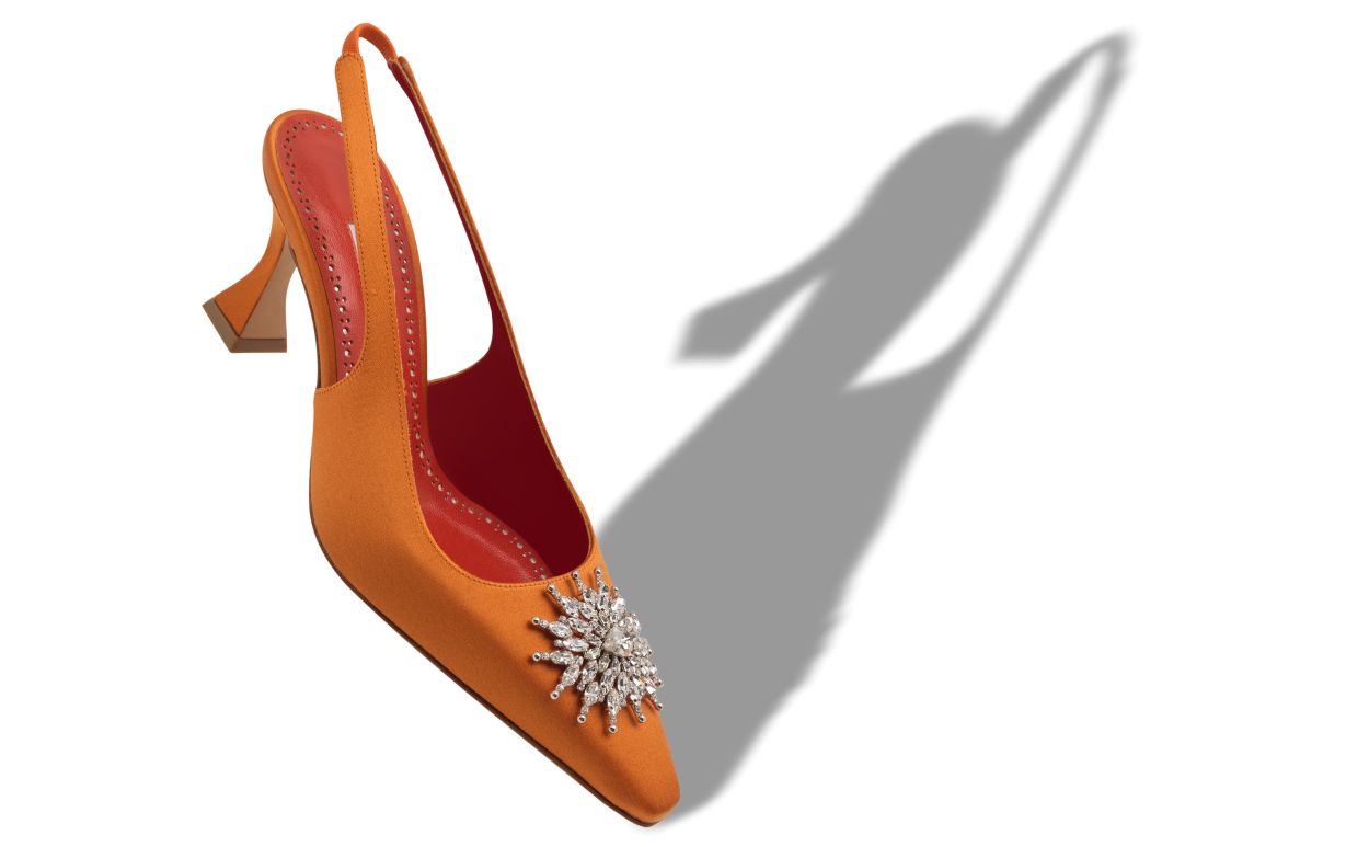 Escarpins à talon moyen à brides élastiques ornés de cristaux en satin orange