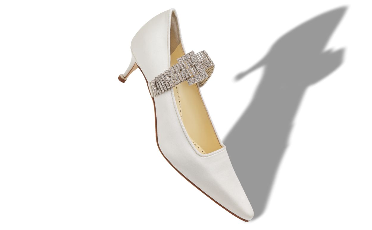Escarpins à brides incrustées de cristaux en satin crème clair