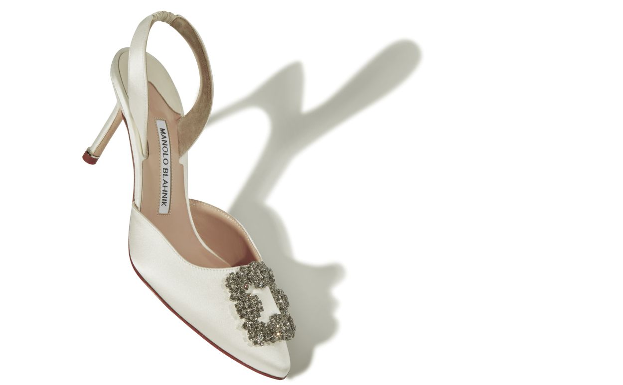 Escarpins à brides en satin blanc avec boucle de bijou