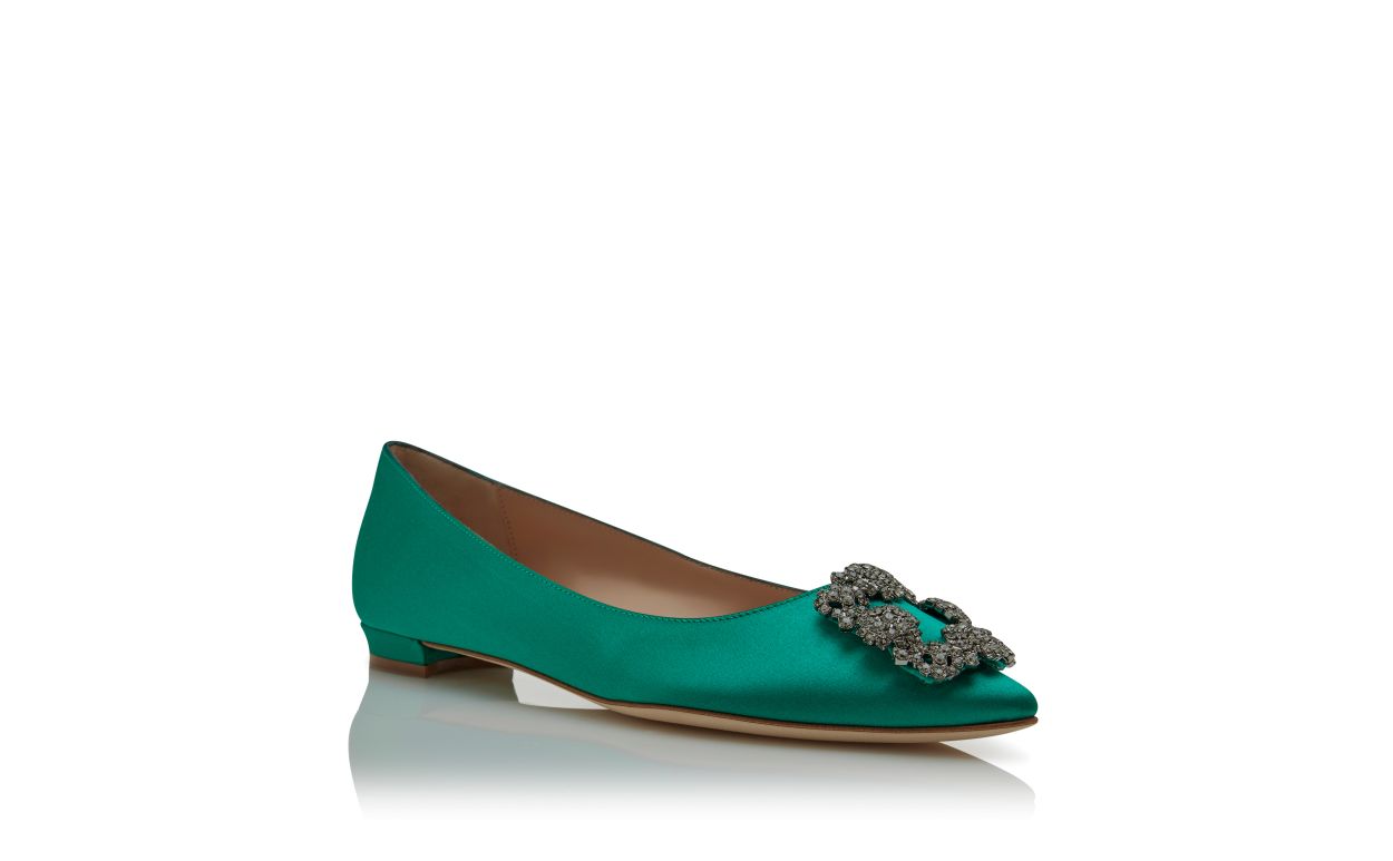 Pompes plates en satin vert avec boucle bijou
