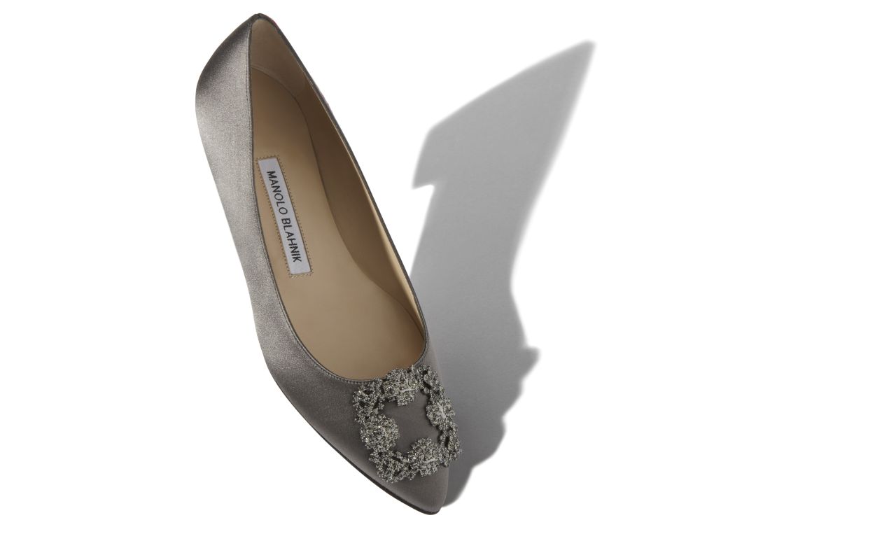 Pompes plates en satin gris avec boucle bijou
