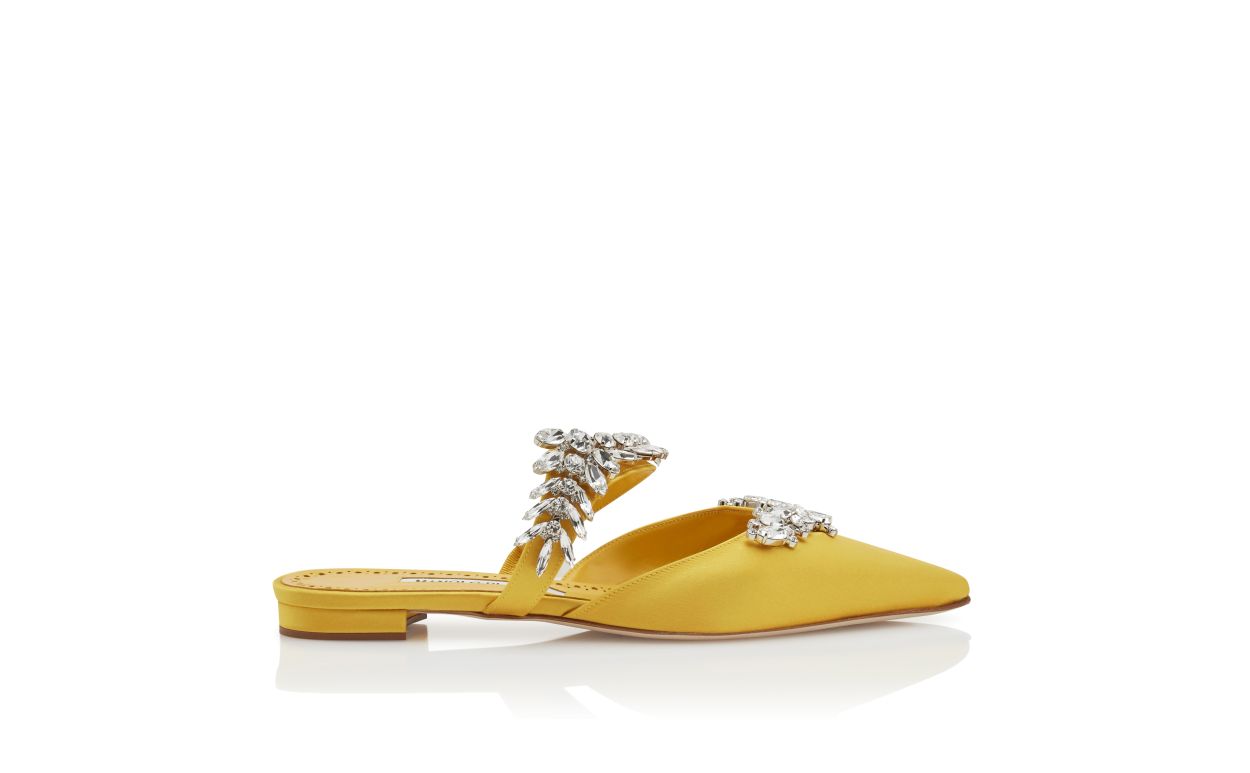 Mules plates en satin jaune ornées de cristaux