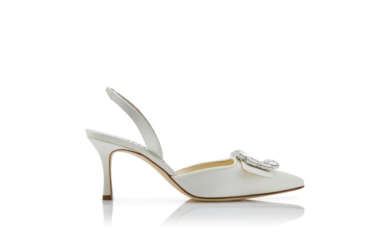 Escarpins à brides élastiques en satin crème avec boucle de cristal