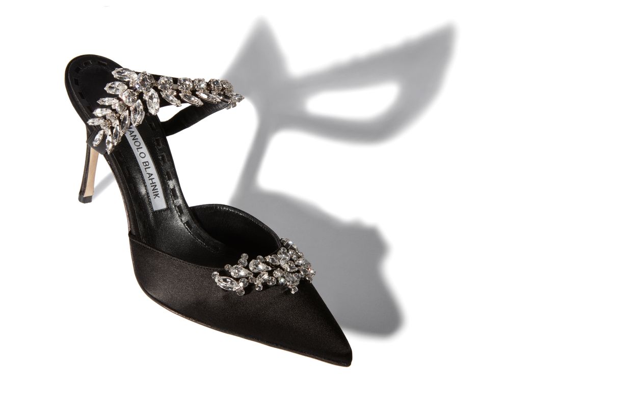 Mules en satin noir ornées de cristaux