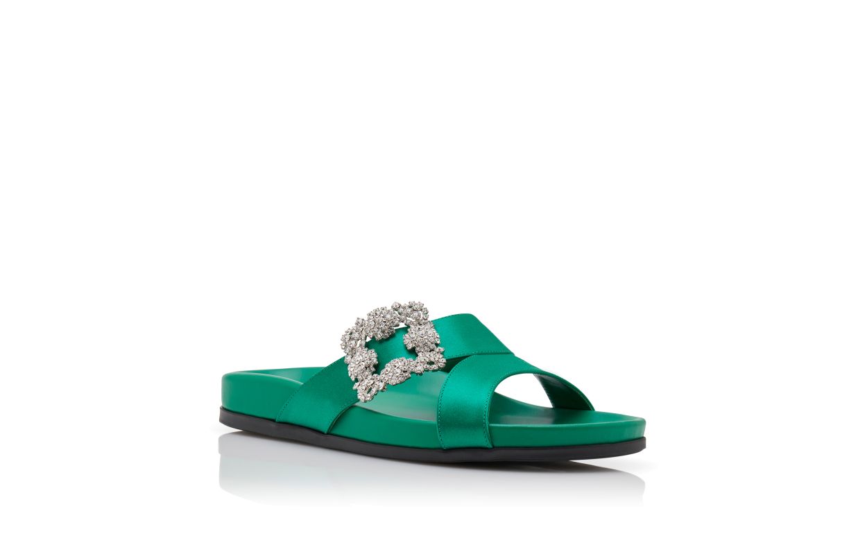 Mules plates en satin vert avec boucle bijou