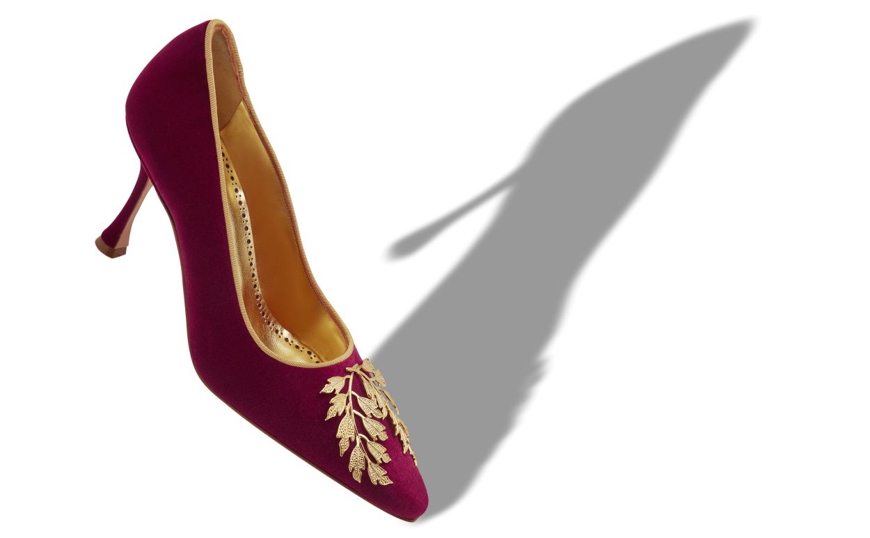 Escarpins en velours rouge foncé ornés