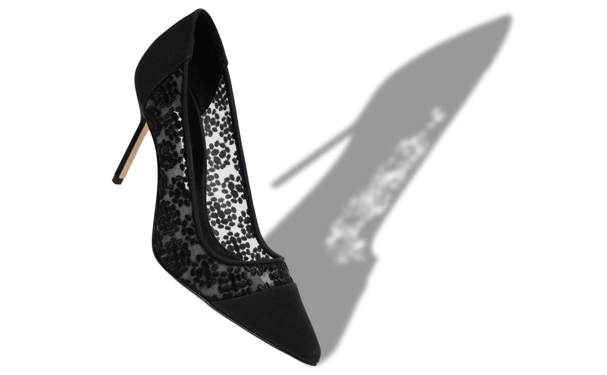 Pompes à lacet noir avec détails floraux