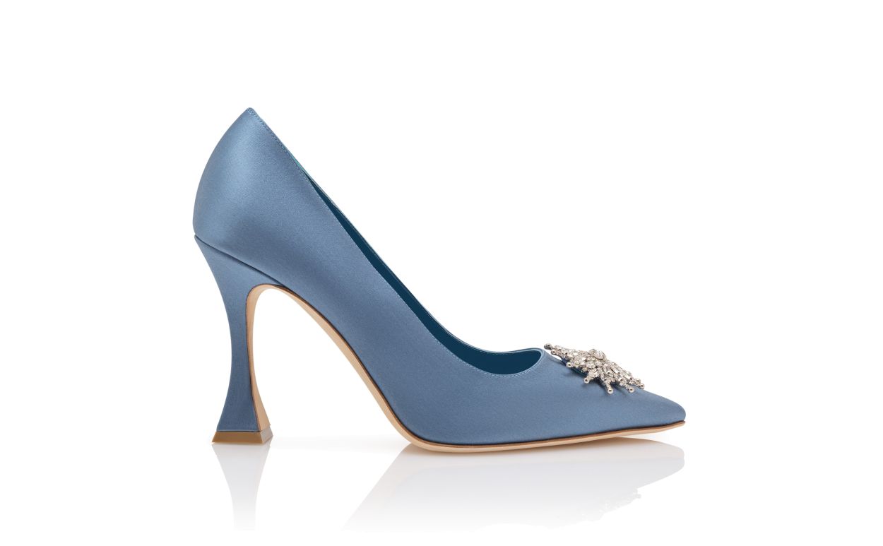 Pompes en satin bleu ornées de cristaux