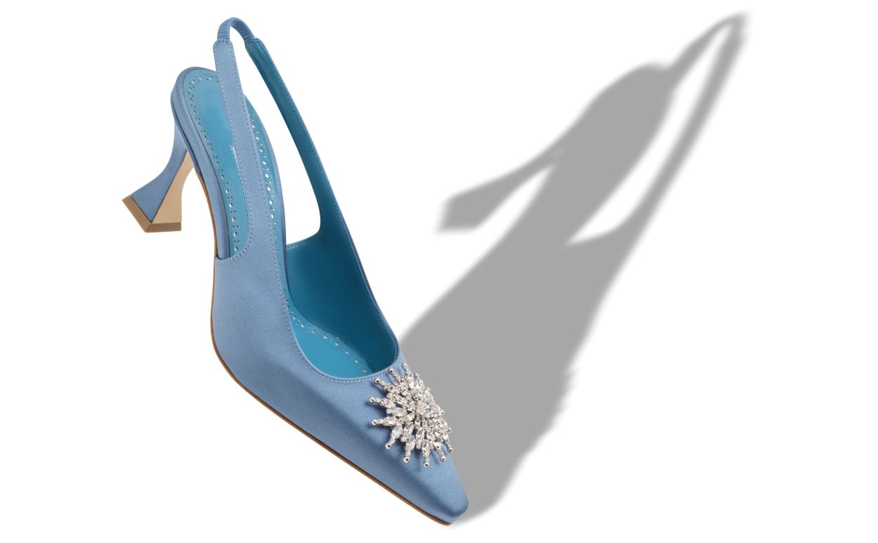 Escarpins à talon moyen en satin bleu ornés de cristaux