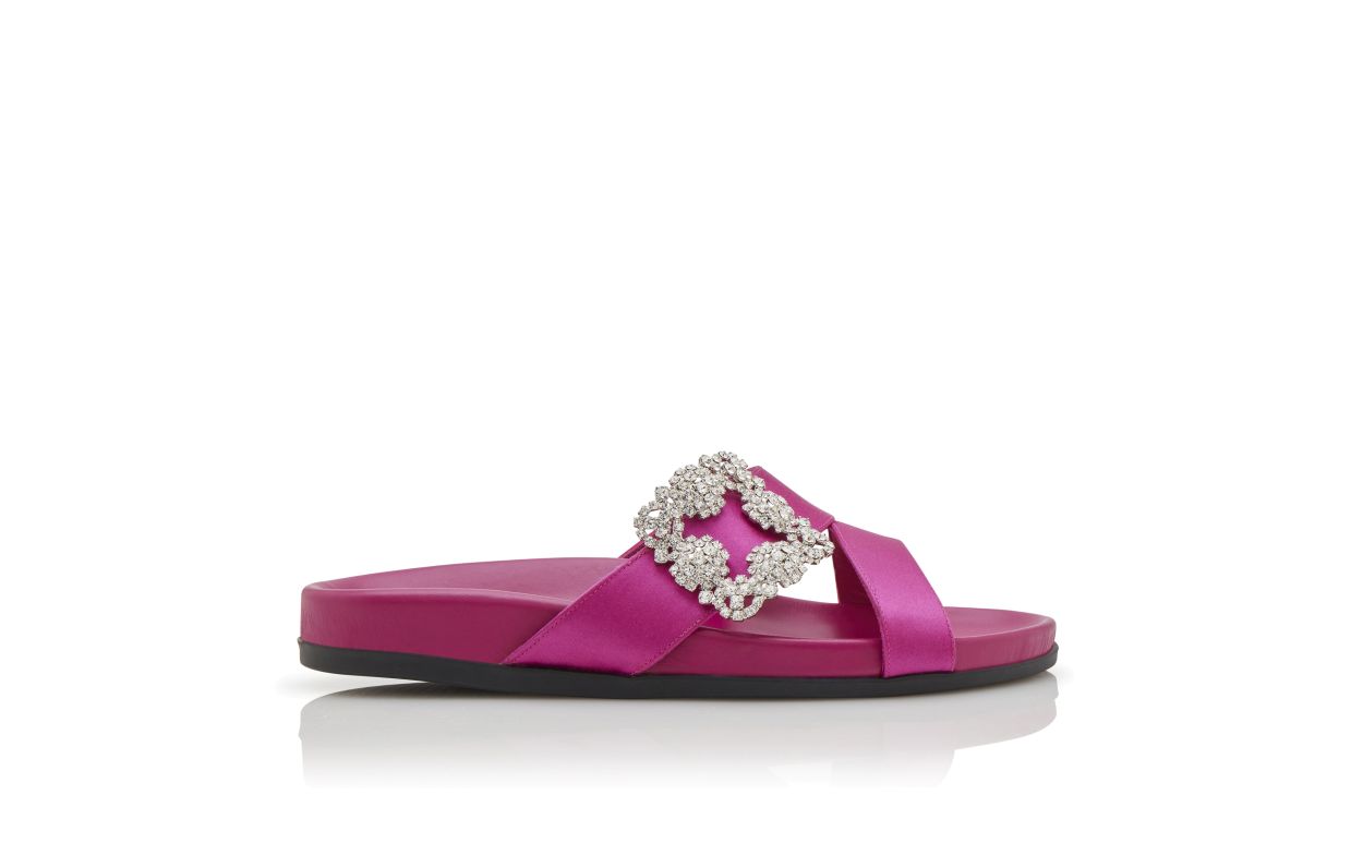 Mules plates en satin fuchsia foncé avec boucle de bijou