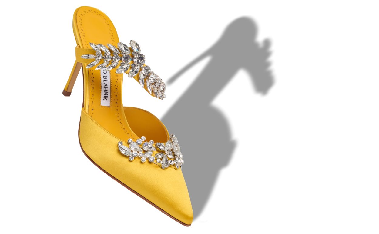 Mules en satin jaune ornés de cristaux