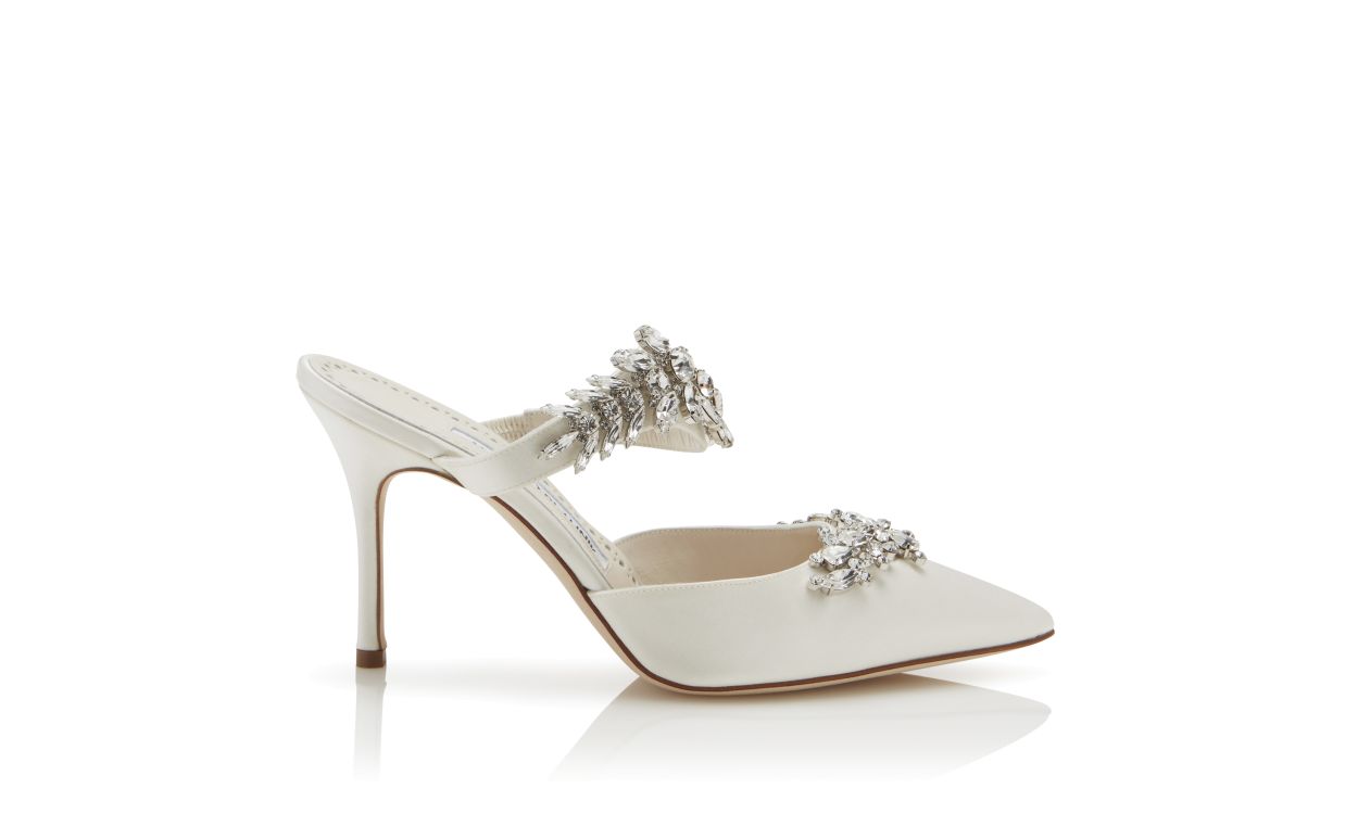 Mules en satin blanc cassé ornés de cristaux