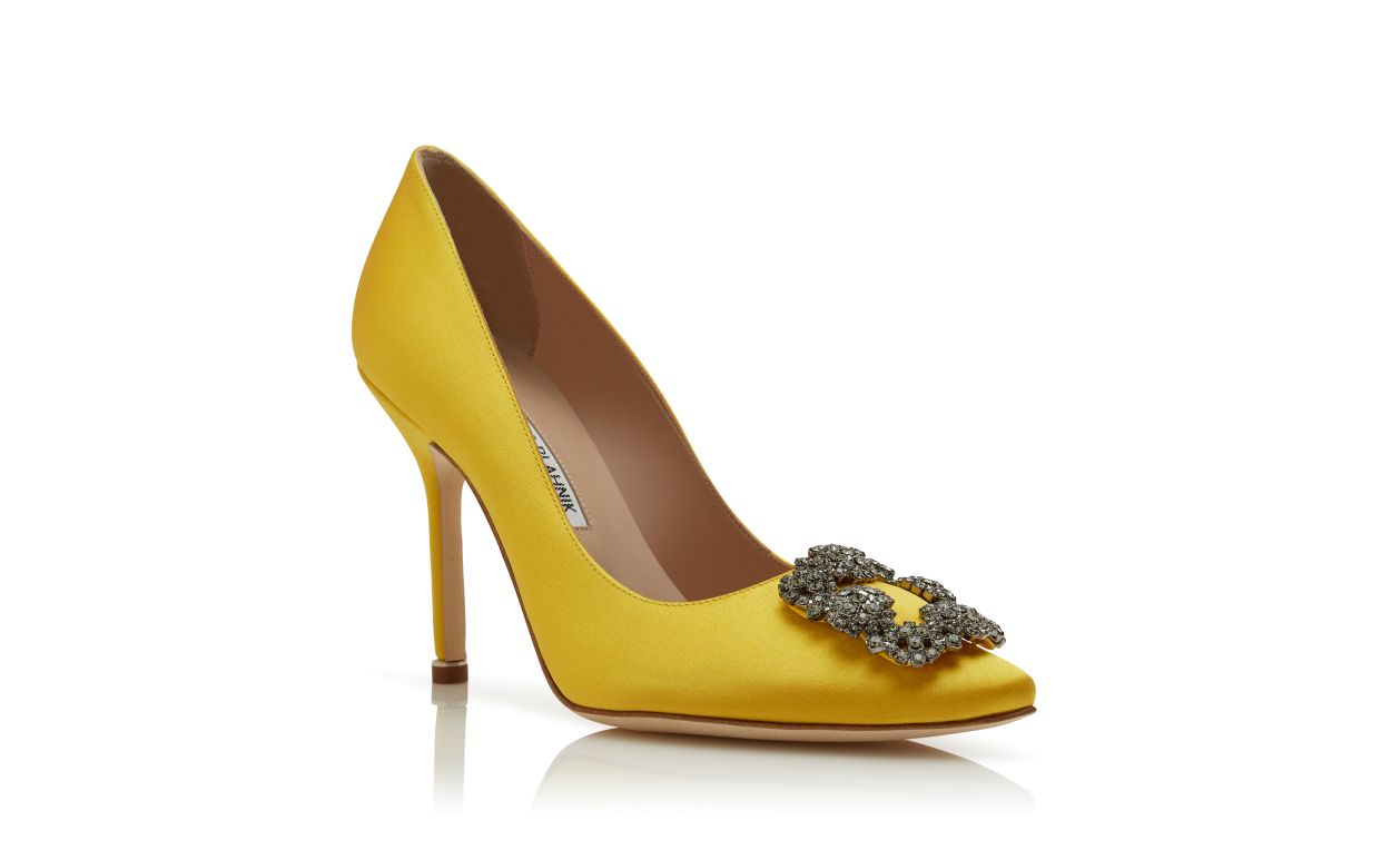 Pompes à talon aiguille en satin jaune avec boucle bijou
