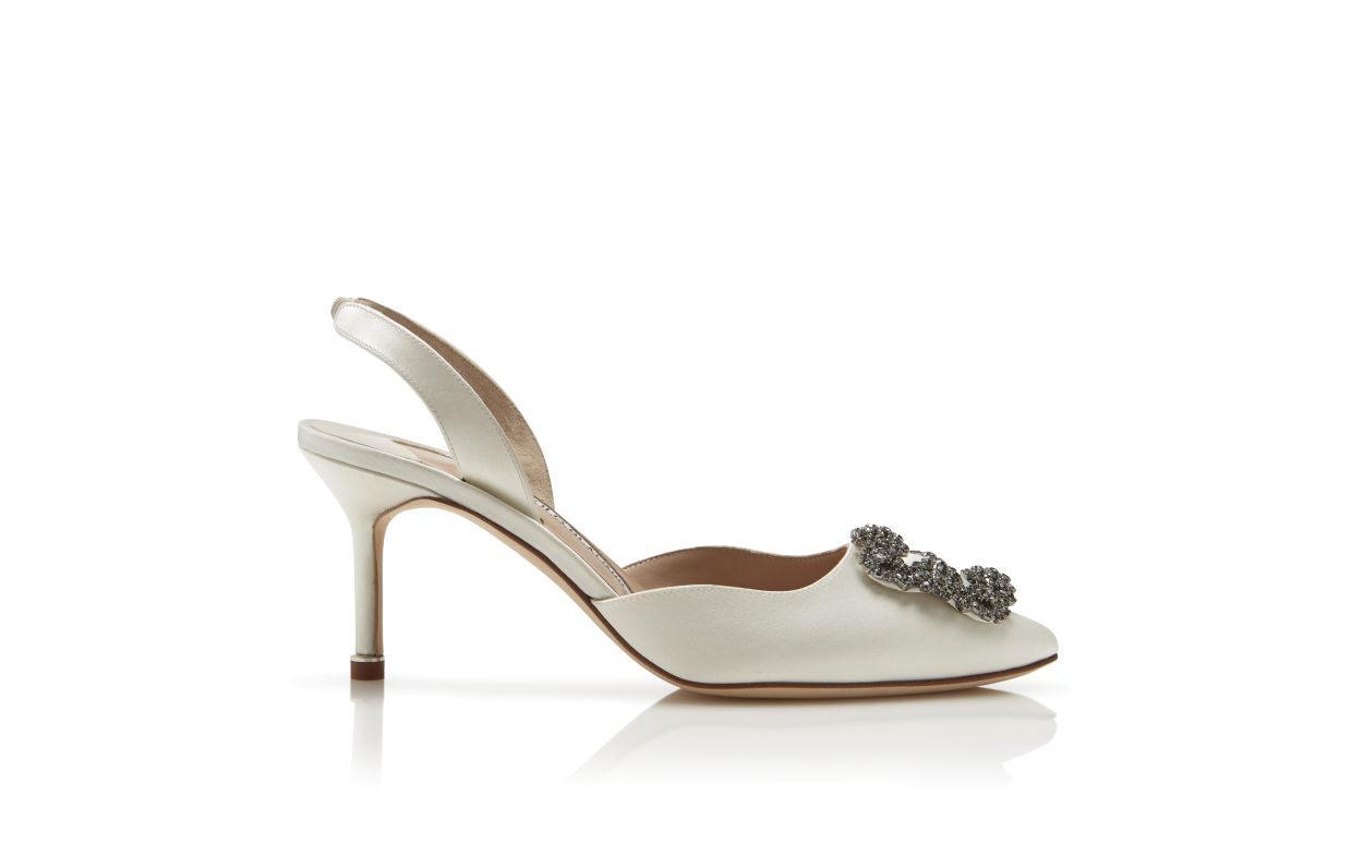 Escarpins à brides en satin blanc avec boucle de bijou