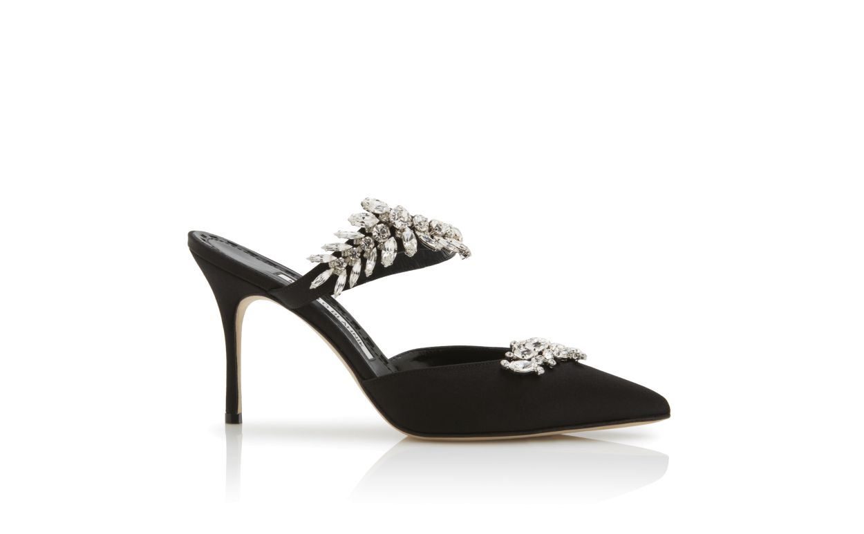 Mules en satin noir ornées de cristaux