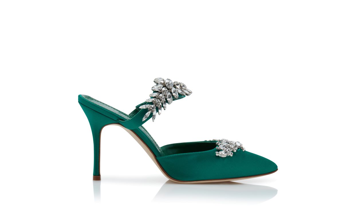 Mules en satin vert ornées de cristaux