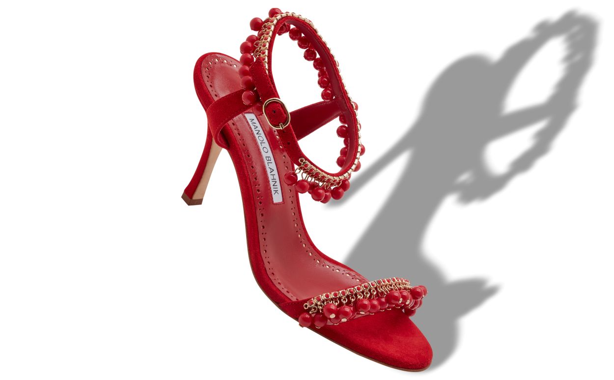 Sandales en daim rouge ornées de bijoux