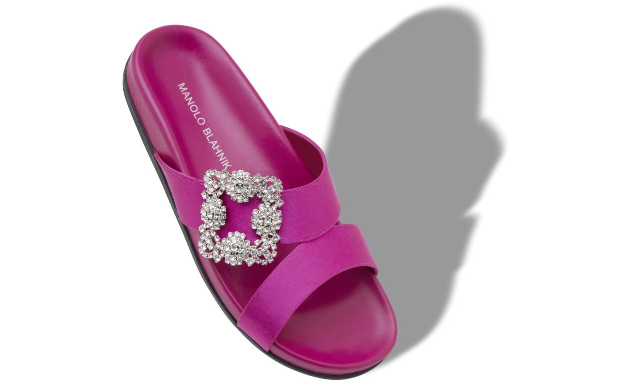 Mules plates en satin fuchsia foncé avec boucle de bijou