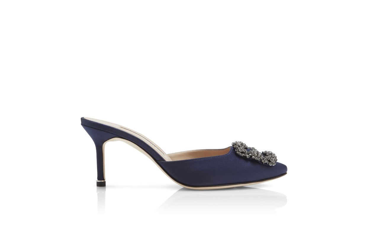 Mules à bout en almond en satin bleu marine avec boucle bijou