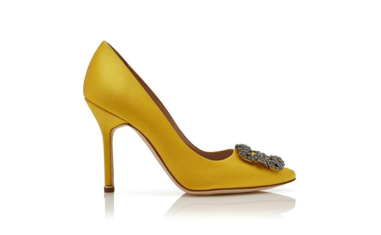 Pompes à talon aiguille en satin jaune avec boucle bijou