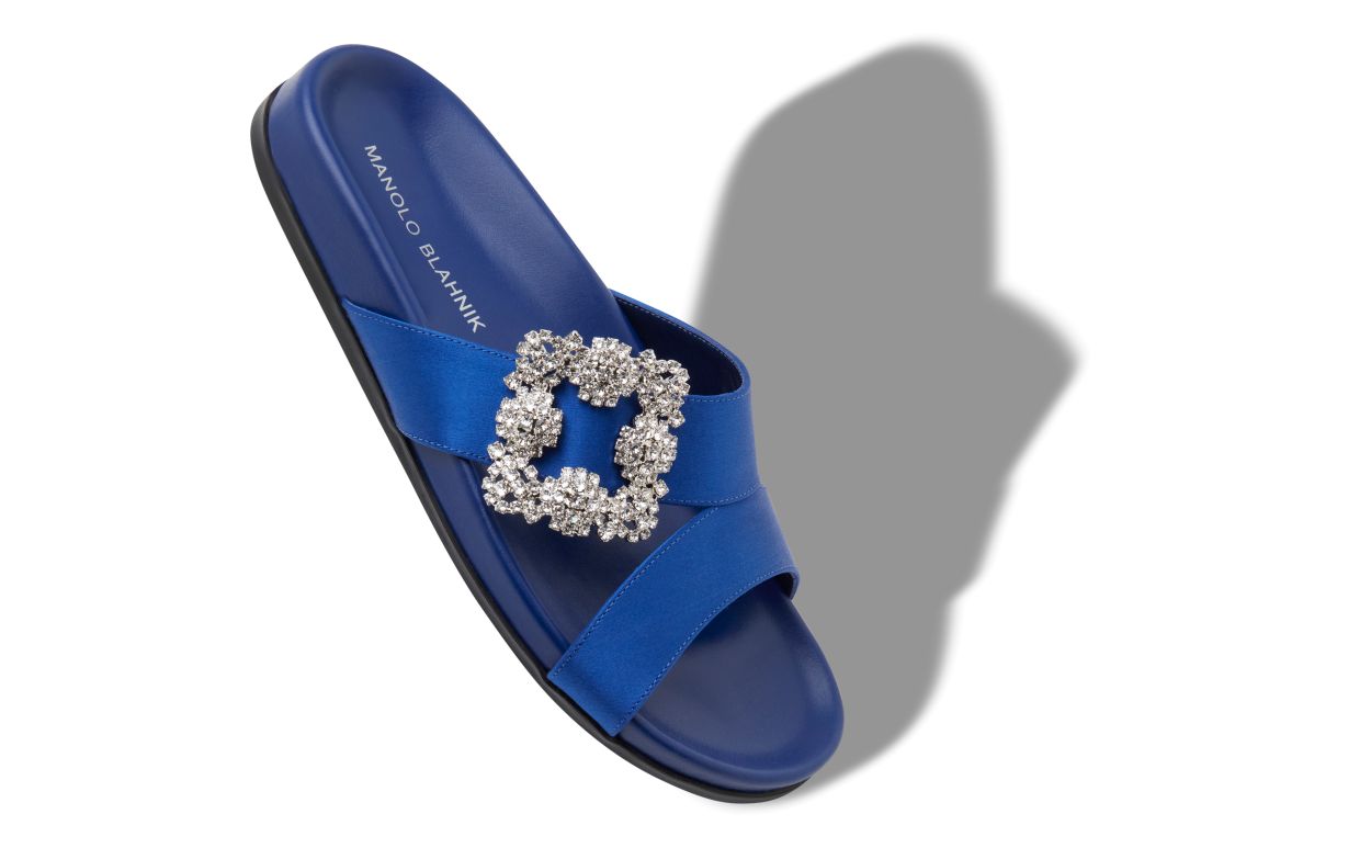 Mules plates en satin bleu avec boucle bijou