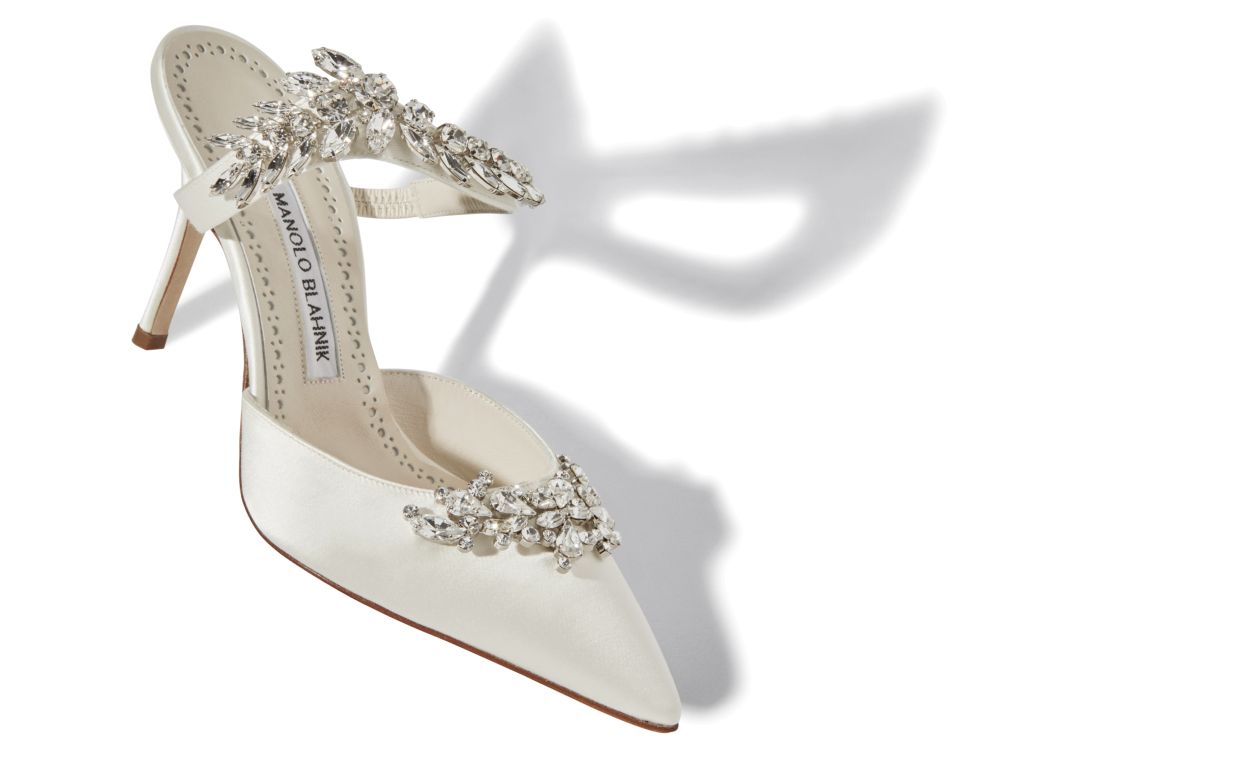 Mules en satin blanc cassé ornés de cristaux