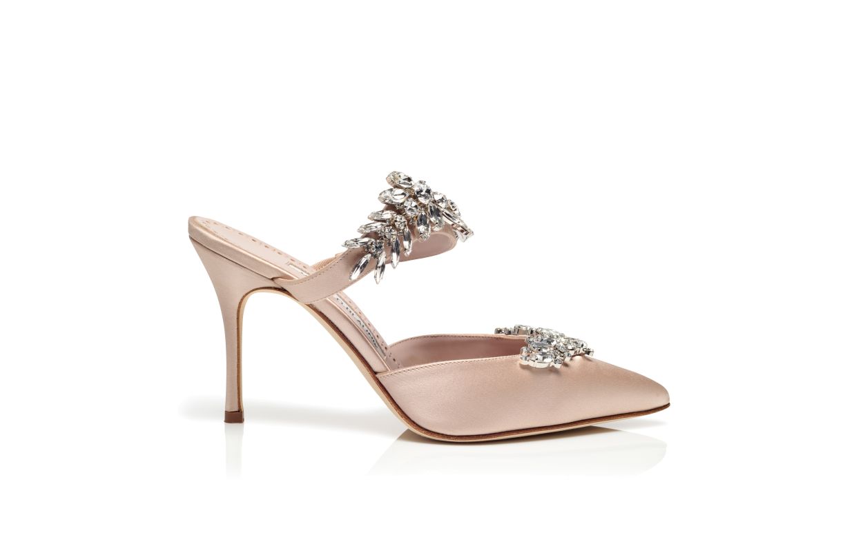 Mules en satin beige clair ornées de cristaux