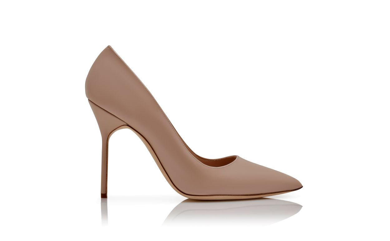 Escarpins à bout pointu en cuir verni beige