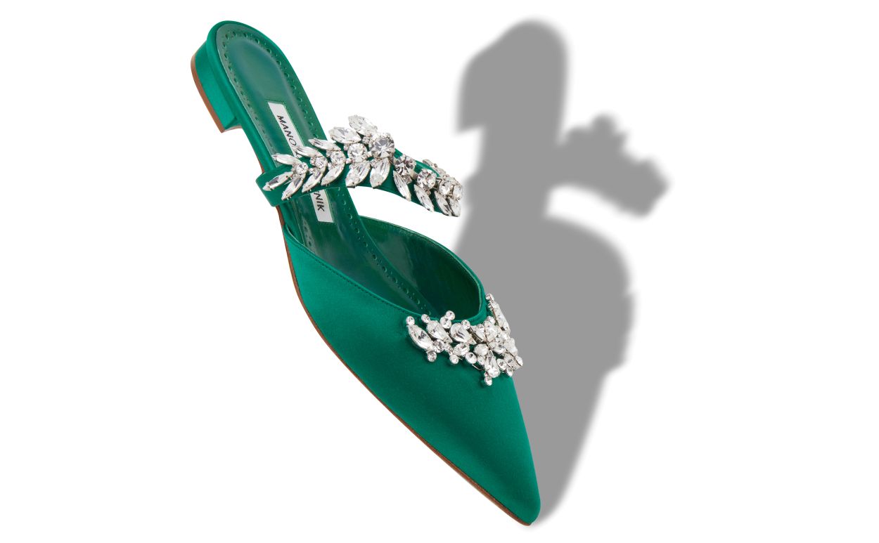 Mules plates en satin vert ornées de cristaux