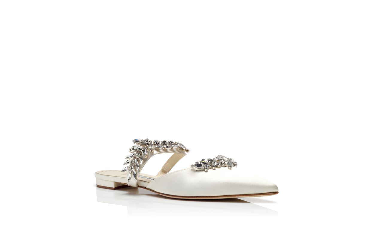Mules plates en satin crème ornées de cristaux