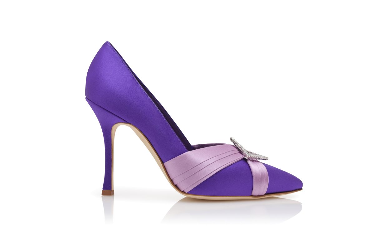Pompes à talon aiguille en satin violet avec plis
