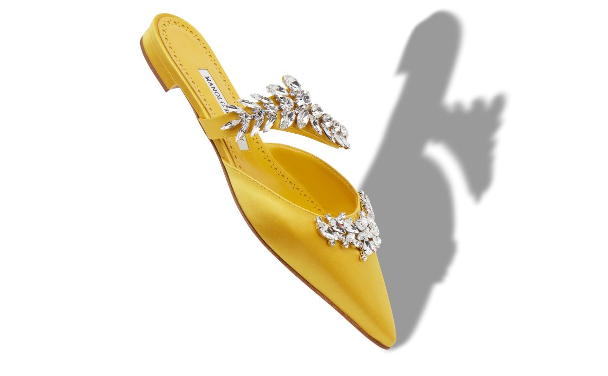 Mules plates en satin jaune ornées de cristaux