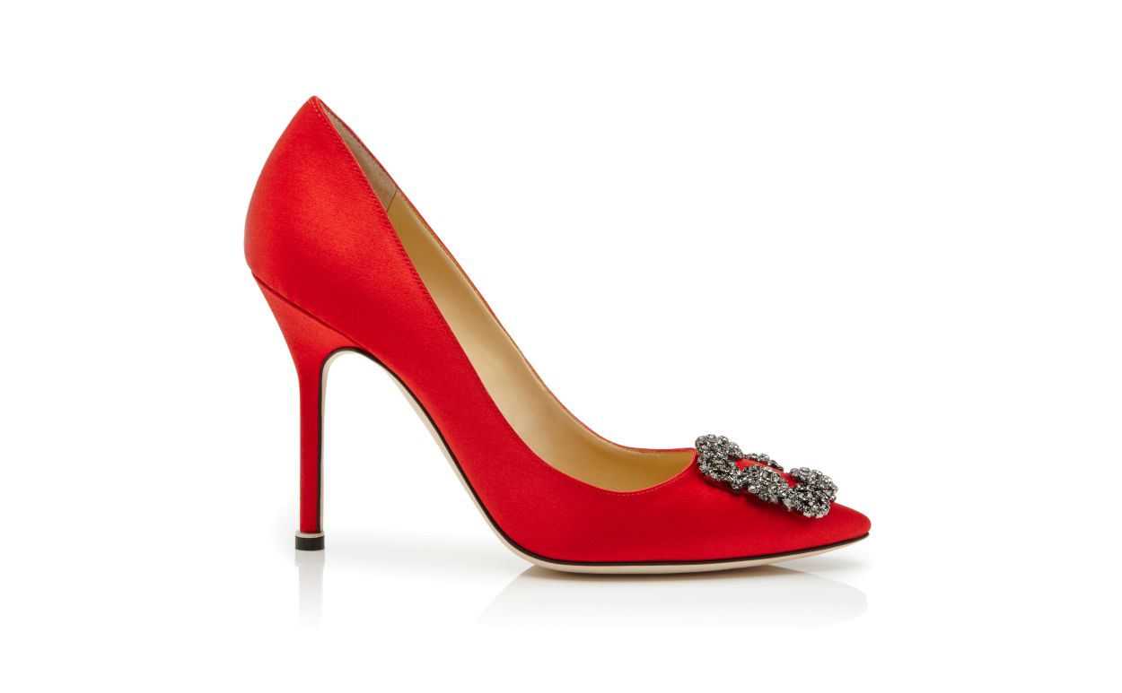 Escarpins à boucle bijou en satin rouge