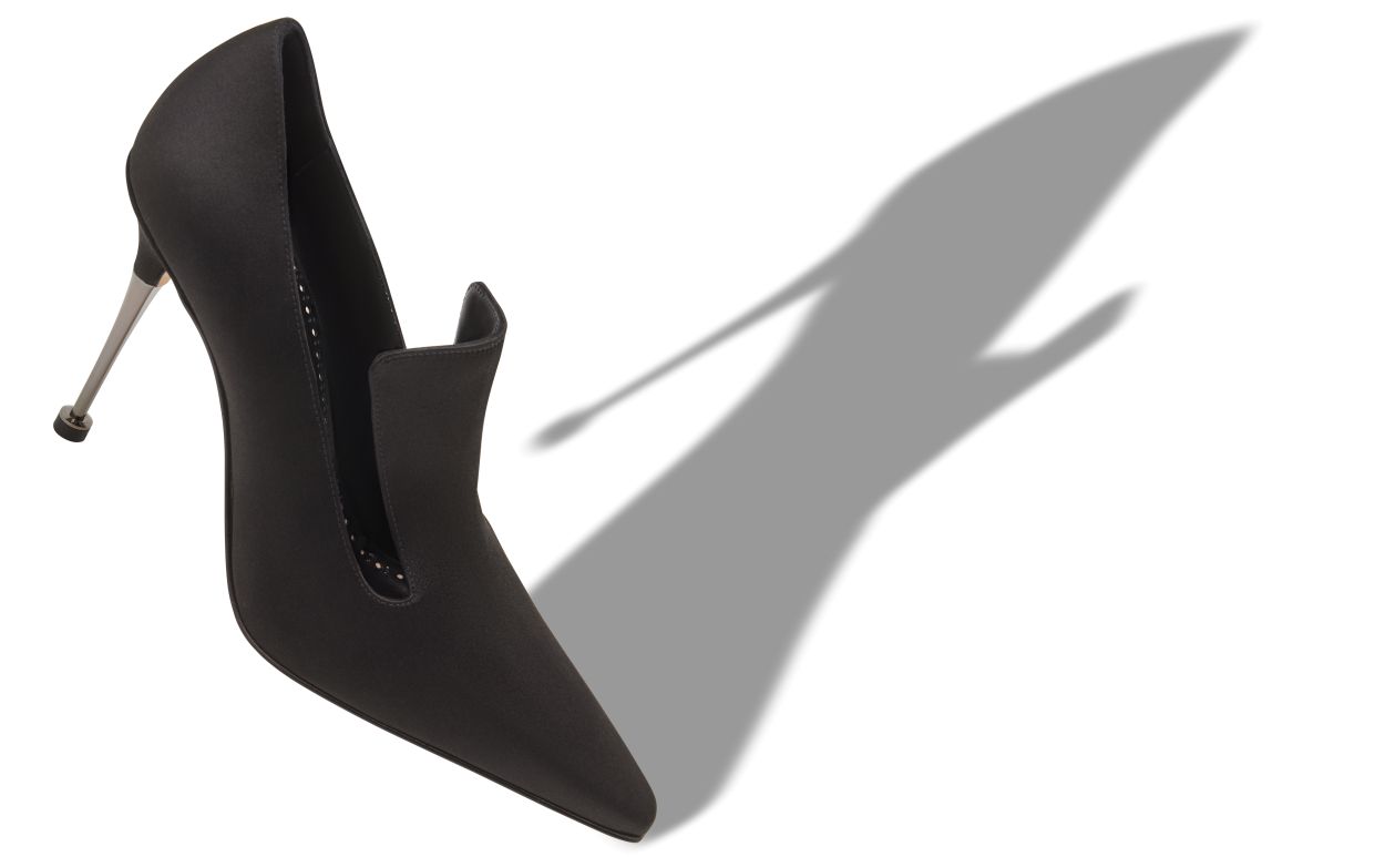Pompes en satin noir avec détail sur le cou-de-pied