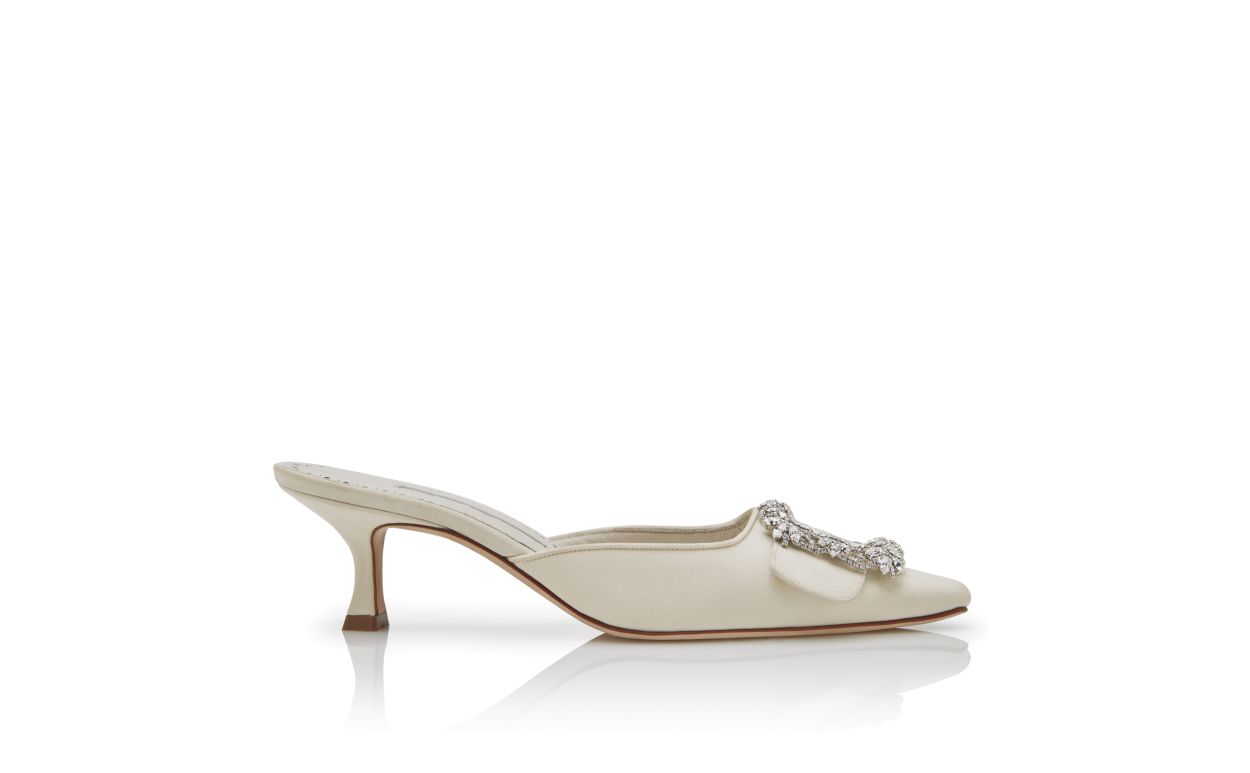 Mules en crêpe de Chine ivoire avec boucle bijou